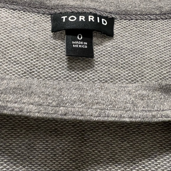 NWOT Torrid cut out v lightweight gray sweatshirt. Size 0. - Picture 5 of 9